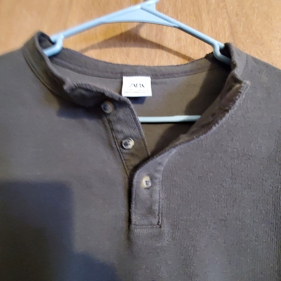 ZARA  sz med grey long sleeve . Mens vneck 3 button. - Picture 2 of 4